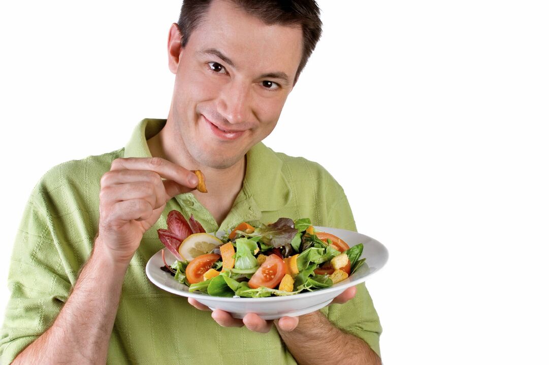 човек једе салату од поврћа ради потенције
